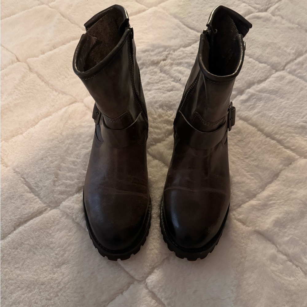 Women's size 9 free bird boots. Tried on but never worn.